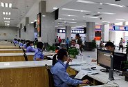顺利通过科目四，男子高兴去车管所拿驾照，车管所：还要等56年