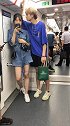 有男朋友的都这样坐地铁的吗？这是你第几次看到这对情侣了？