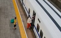 江苏一女子下高铁左右开弓掌掴乘务员 孩子在旁目睹全程