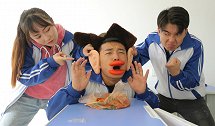 搞笑剧：阿宝偷吃学霸的神奇爆辣烤肠，吃完竟长出香肠嘴和猪耳朵