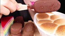 美女吃冰火两重天的彩虹千层、巧克力脆皮雪糕和烤棉花糖
