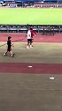河南队赛后有球迷对王国明不满 后者招手示意他下来