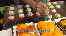 大姐校门口卖彩色小吃，12元一份学生抢着买，家长看了想投诉！