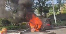 南京一辆网约车突然起火撞向花坛 致1死1伤