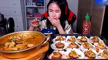 韩国美女做扇贝吃，加满了佐料，还配了一大锅拉面