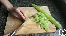 莴笋别再做老一套，教你个新鲜吃法，莴笋更香更入味，看着流口水