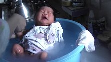 出生第5天的小宝宝，妈妈在厨房给她洗澡，宝宝的样子好萌啊