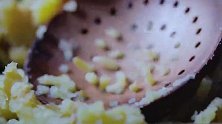 牛排煎熟切块，土豆蒸熟压泥，李子柒制作秋葵土豆泥