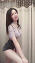 美女穿牛仔短裤秀身材，笑得很甜