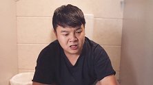 搞笑视频：小伙子上厕所屡遭打扰，幕后“凶手”竟是它！好搞笑！
