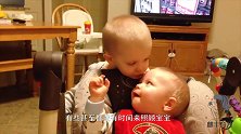 爸爸让哥哥在家照顾宝宝，回到家看到这一幕，爸妈都笑傻了