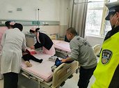 河北廊坊：交警狂奔送医救回窒息女童，家属跪谢泣不成声