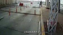货车失控冲向收费站，下一秒的画面不忍心看第二眼