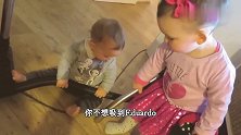 Emilia居然拿吸尘器吸弟弟，被玩坏的弟弟，一脸无奈！