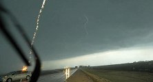 美国“风暴追逐者”拍到闪电击中汽车瞬间
