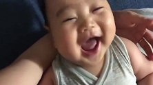 本想睡觉的小宝宝被妈妈一逗，结果宝宝的反应萌化了！看不够！