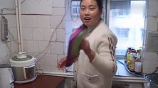 大姑姐给弟媳买的螺蛳粉，煮完楼道都是味，又臭又香，酸辣过瘾
