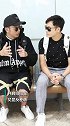 吴卓羲郭晋安面对面交谈似飙戏机场排排坐显反差萌