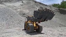 装载机，碎石机和大货车在工地模仿运送建筑材料