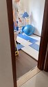 爸比今天把这个小房间收拾出来给儿子当游戏室 看这小家伙还挺为自己的事上心 主动打扫起了卫生挡不住的劳动热情