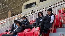 邹正回避条款无法上场 看台与富力老队员互相调侃