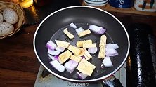 炒腐竹的家常做法，简单又好吃的洋葱炒腐竹，超级开胃