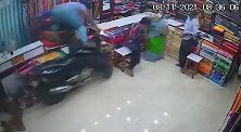 印度：一辆失控摩托车冲进一家服装店内，差点撞上店内四人