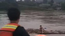 四川24岁女子与男友吵架后跳江 反悔后脚踩木头漂流6小时