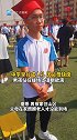 一中学举行成人礼，在山区的父母因在家照顾老人没能到场，男孩站在操场上泪眼欲滴。再忙也要参加孩子的家长会
