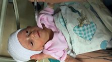 护理员用针筒给37周早产儿喂营养液，宝宝乖巧的模样太招人疼了