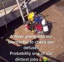 最糟糕的工作！澳大利亚污水处理厂一名工人潜入粪便池中检查