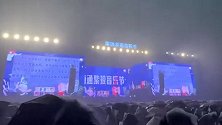 江苏南通现雷暴大风天气，音乐节2万多名观众被冰雹砸淋成落汤鸡