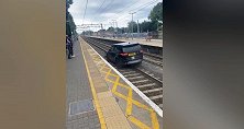 英国：一辆被盗汽车撞倒警察后逃逸，高速行驶在铁轨上