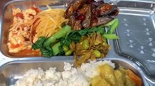 公司简简单单的工作餐，能吃饱就可以，你感觉公司这伙食怎么样？