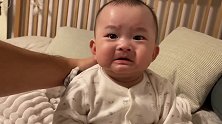 太逗了！宝宝瞪大眼睛神游中，突然一个激灵，情绪顿时失控！