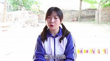 小伙伴挑战“姜太公钓鱼”，鸡爪在嘴边却馋的吃不到，真有趣