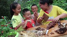 胖妹嘴馋吃大驴头肉，香味让隔壁小孩都来抢食，这回终于吃爽了