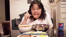 老外化身工作狂，发明自动吃饭机关，网友：懒癌越来越重