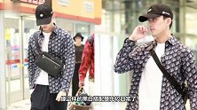 吴磊弟弟戴棒球帽低调现身机场，低头行走颜值抗打十分帅气