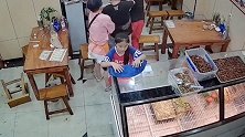 河南新乡：店主坚决不让救援队付饭钱，女儿送上“神助攻”
