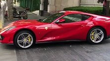 从汤臣一品出来的车，一辆红色的法拉利，原来这里面住的都是有钱人。