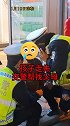 父母粗心大意，带孩子逛街走失都不知道！