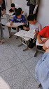 像极了以前的自己！学生暑假作业不合格趴教室外狂补