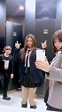 洗手间里人流不断，小姐姐坚持秀热舞，勇气可嘉！