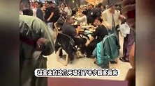 41岁文章新店开业给员工发红包，弯腰鞠躬态度谦卑，无名指上戒指抢镜#第34期娱乐热点剧评社#