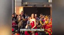 谷爱凌和妈妈旧金山参加新年游行，一袭红裙美艳动人，妈妈负责拍摄脸笑开花