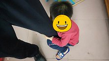 可爱！男童走失后被带到派出所 紧抱警察哥哥大腿不肯回家