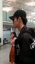 吴希泽表面很高冷，但在跟队友在一起时便变得很近人