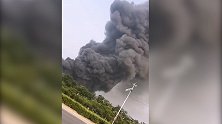 突发！郑州一物流园发生火情 黑色烟柱遮天蔽日