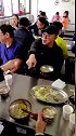 李连杰现身壹基金捐建的希望小学，亲自到食堂与老师学生同餐